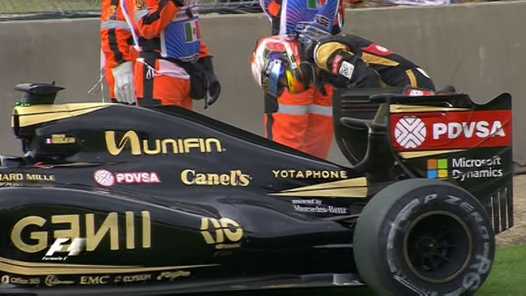 Grosjean si prohlíží po zastavení svůj Lotus