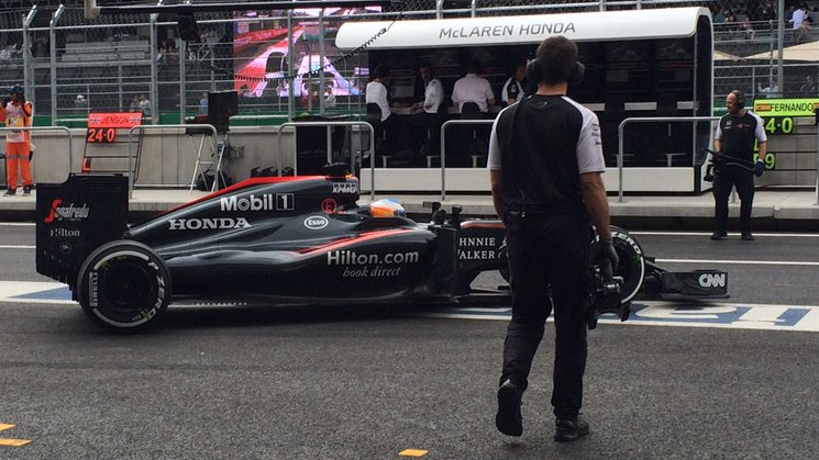 Alonso opouští garáž na středně-tvrdých pneumatikách