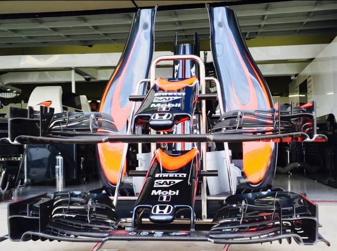 Přední křídlo McLarenu v Brazílii