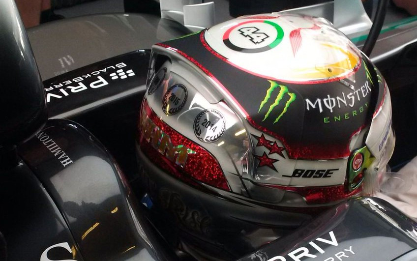 Lewis Hamilton pro Abú Zabí opět mírně upravil design své přilby