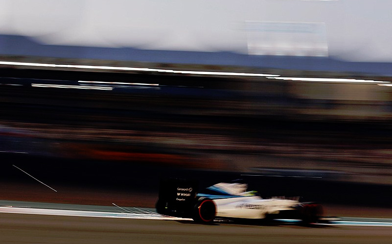 Felipe Massa na super-měkkých pneumatikách za šera ve 2. tréninku