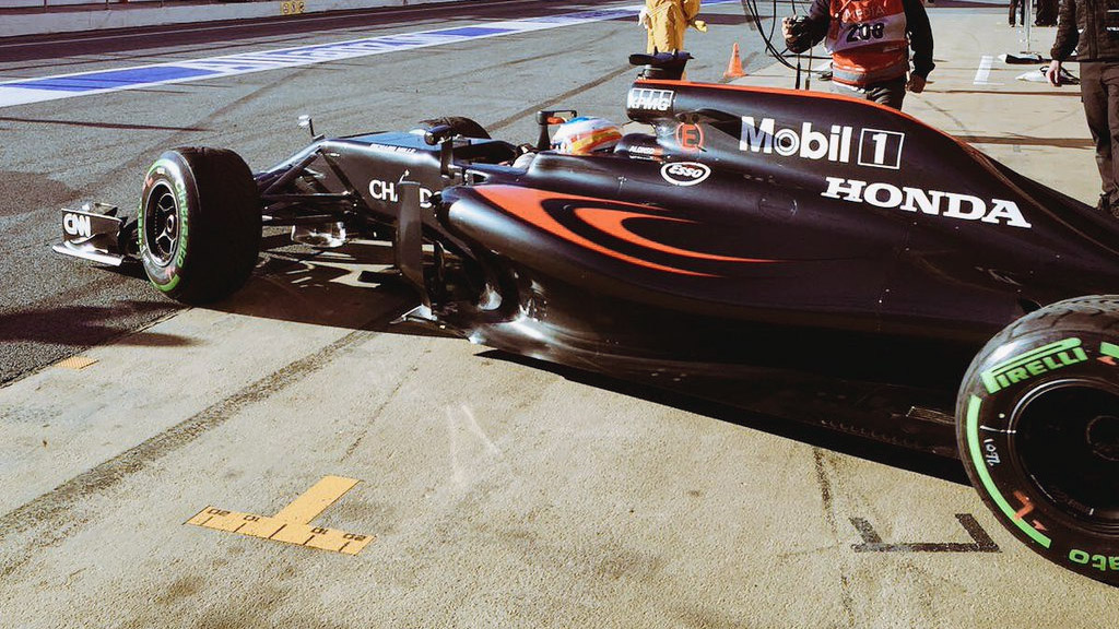 Fernando Alonso začíná na přechodných pneumatikách