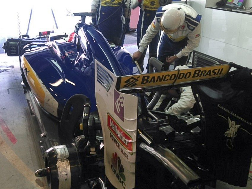 Felipe Nasr v boxech po odpolední jízdě zkoumá svůj Sauber