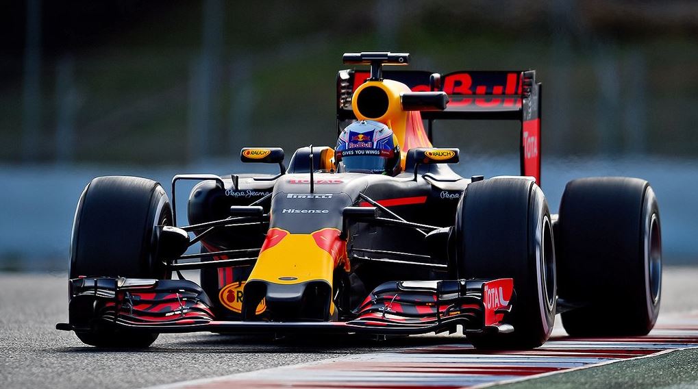 Daniel Ricciardo poslední den předsezónních testů s Red Bullem RB8 - černý kůň sezóny 2016?