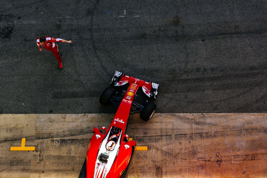 Sebastian Vettel opouští garáž Ferrari