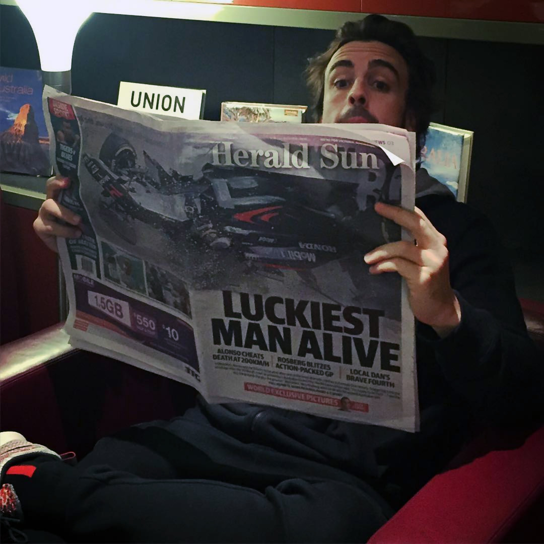 "Nejšťastnější muž naživu" Fernando Alonso si čte zprávu o své nehodě