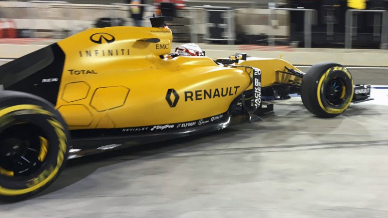 Matná žlutá barva na Renaultu vypadá pod umělým osvětlením báječně