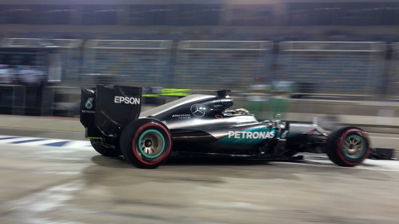 Lewis Hamilton vyráží v 2. tréninku na super-měkké směsi