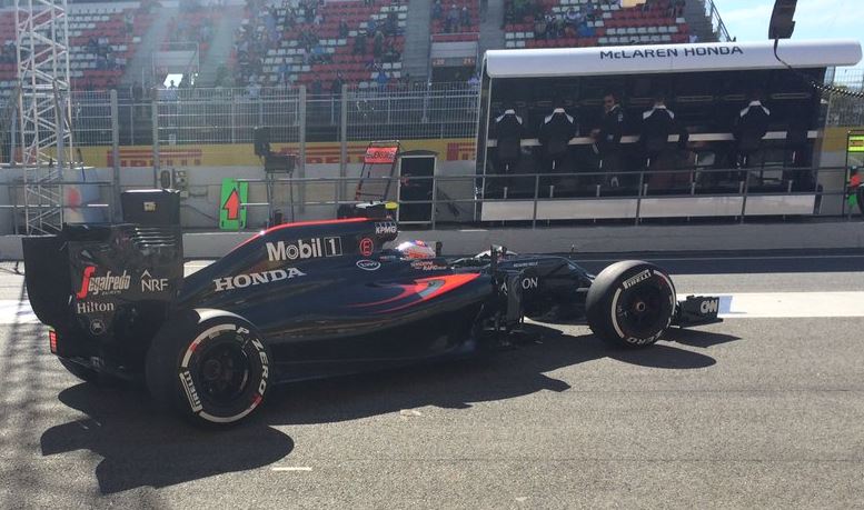 Jenson Button s vylepšeným McLarenem doufá, že bude moci ve Španělsku zítra postoupit do Q3