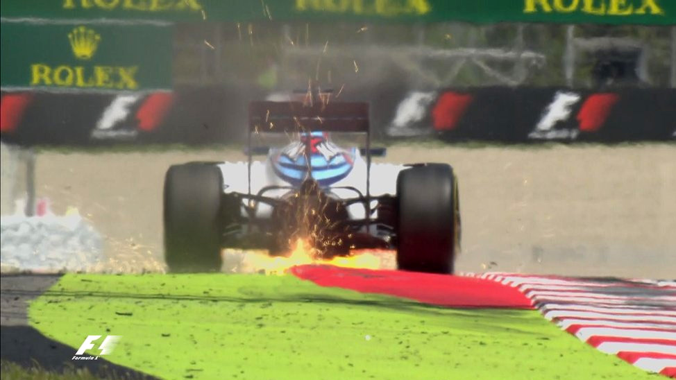 Felipe Massa svůj výjezd mimo trať v zatáčce č. 9 zvládá za doprovodu jisker