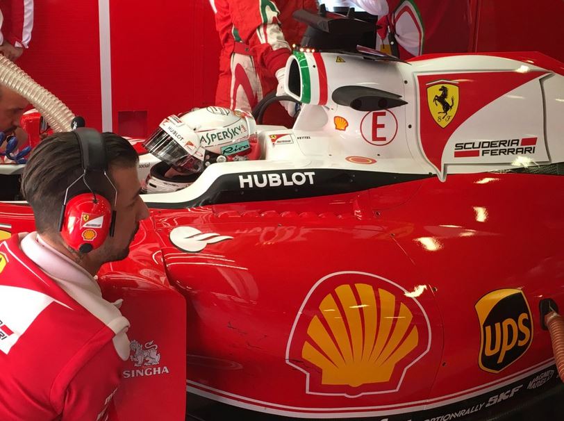 Sebastian Vettel přes rádio popisuje inženýrům své kolo a dojmy z jízdy