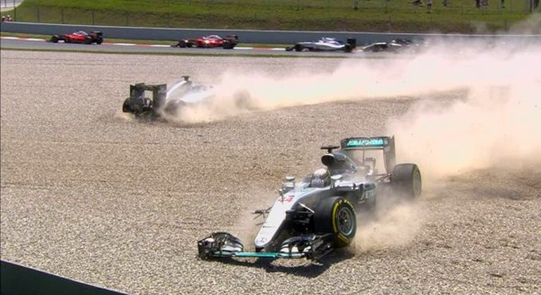 Hamilton s Rosbergem končí mimo trať