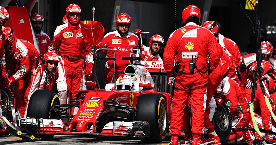 Sebastian Vettel opouští své mechaniky