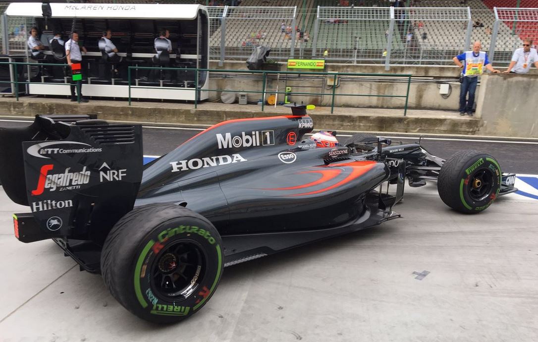 Jenson Button s McLarenem vyjíždí z boxů
