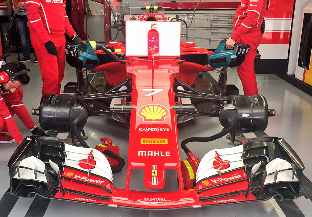 Ferrari Kimiho Räikkönena v boxech před 2. tréninkem