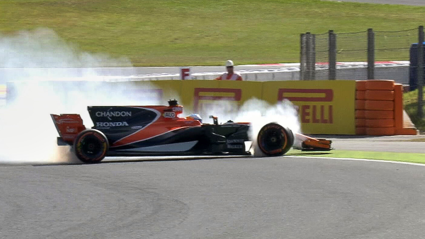Fernando Alonso končí kvůli problémům s motorem už v 3. zatáčce
