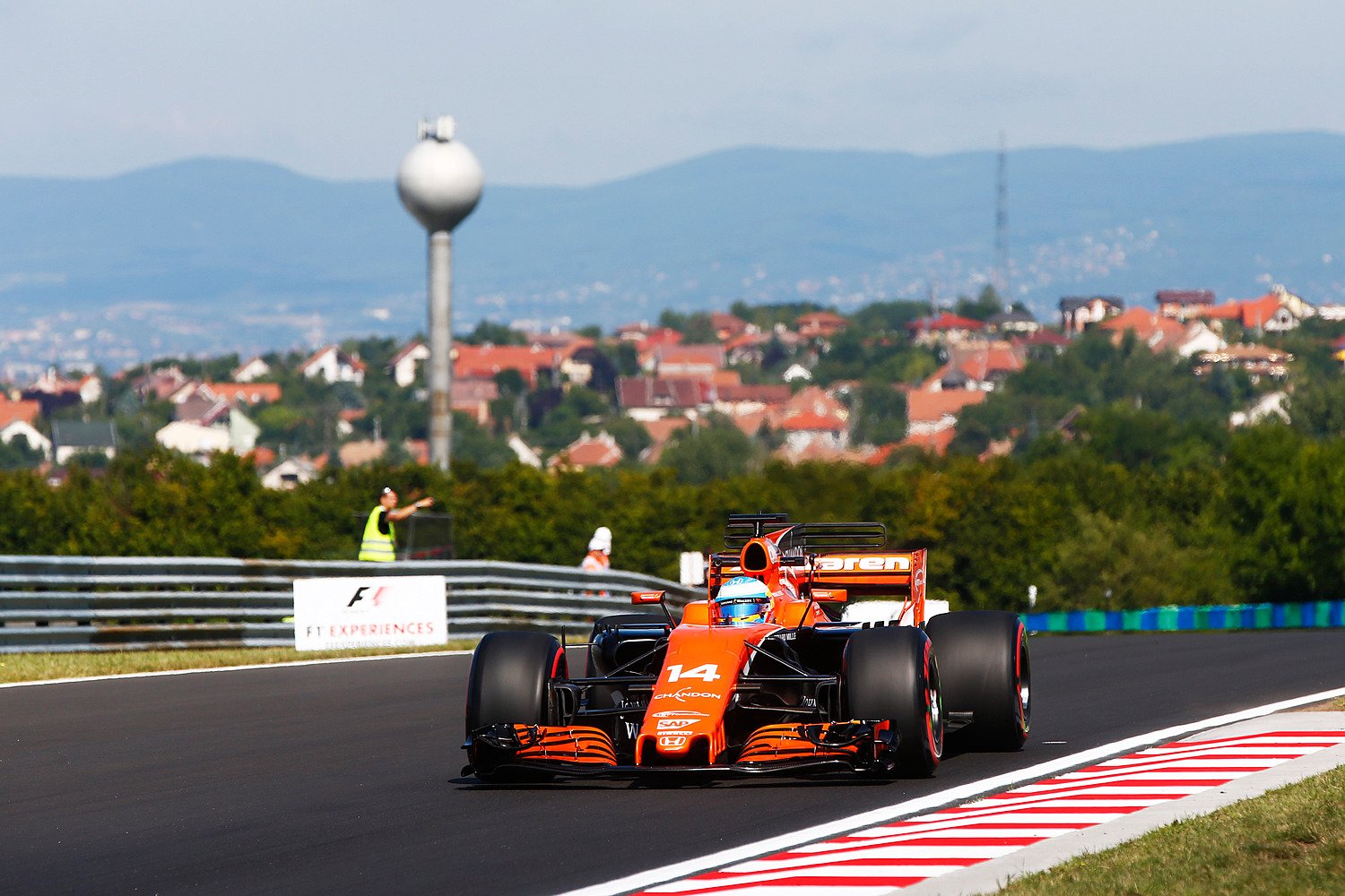 Fernando Alonso při prvotním průzkumu Hungaroringu