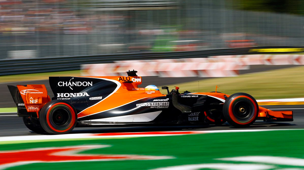 Fernando Alonso v první šikaně, v neděli bude muset překousnout trest v podobě odsunu o 35 míst dozadu na startovní roštu
