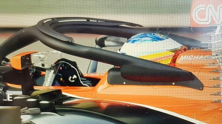 Halo s křidélkem, jak ho dnes před svou havárii v Abú Zabí testoval Fernando Alonso