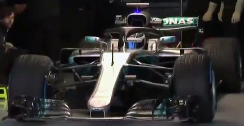 Bottas s novým Mercedesem v boxech