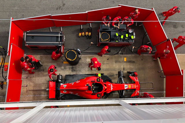 Ferrari se snaží být hodně nenápadné a vše před zraky fotografů skrývat, ale na kominíky asi zapomnělo