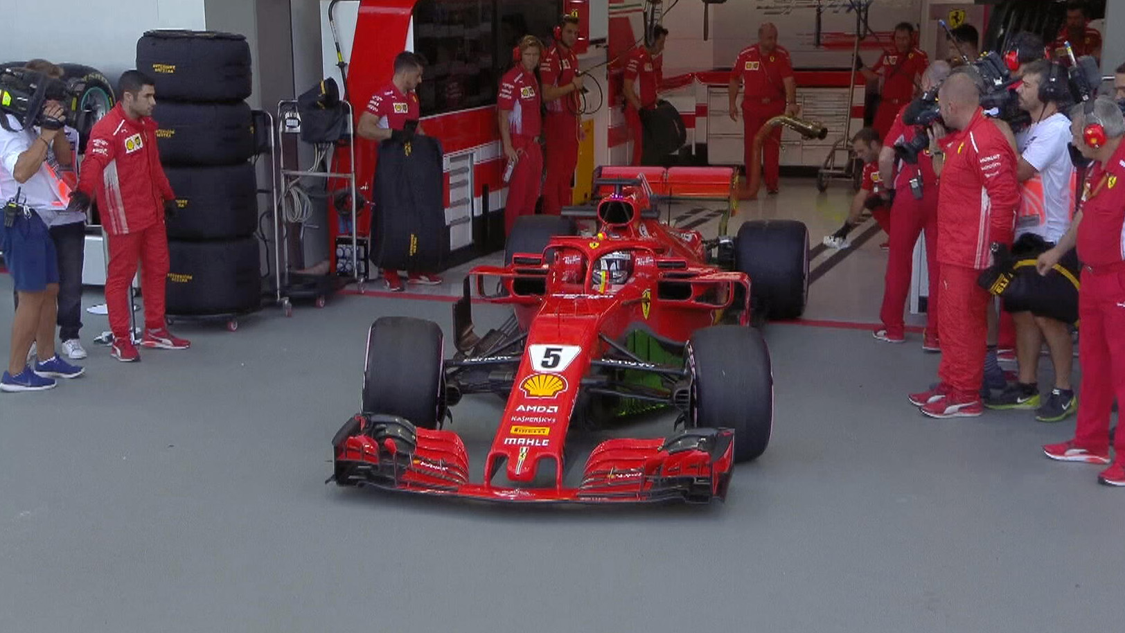 Sebastian Vettel vyráží z garáže