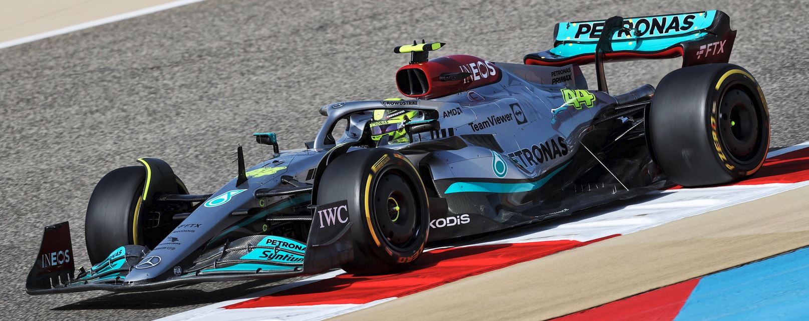 Lewis Hamilton s novou přilbou ve svém Mercedesu W13