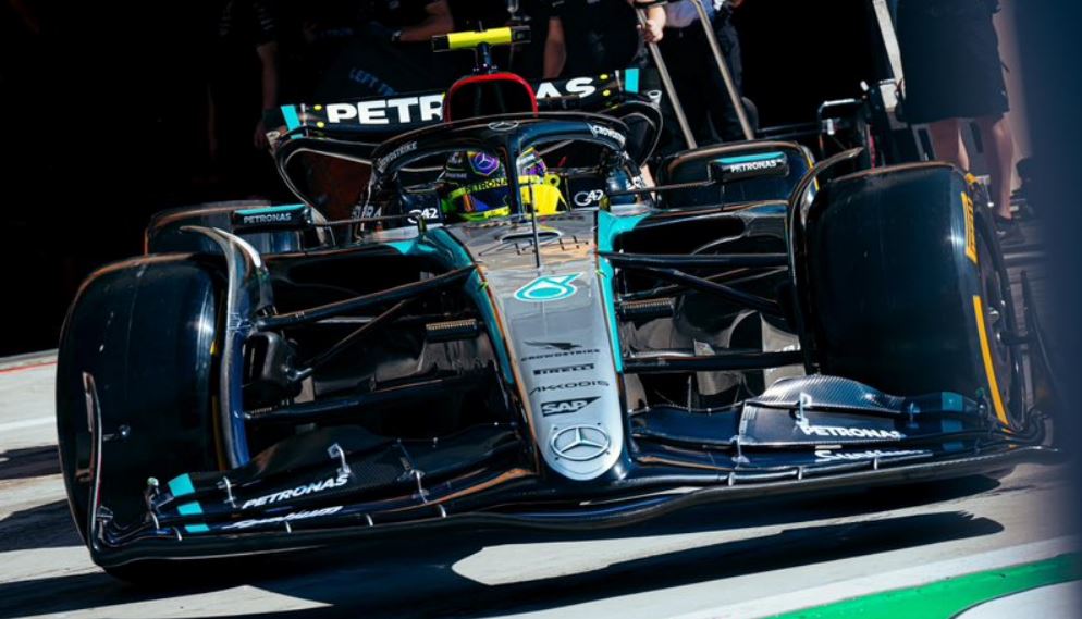 Lewis Hamilton vyráží k odpolednímu testu