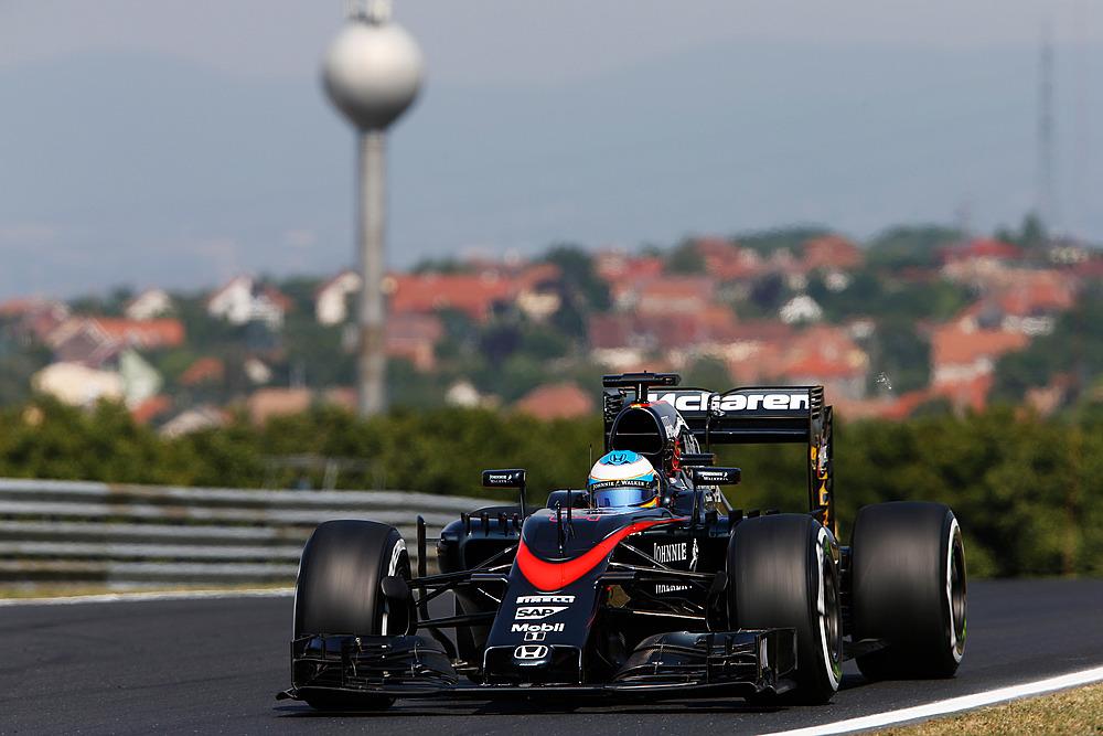 Fernando Alonso s McLarenem okupoval v úvodu sedmou příčku