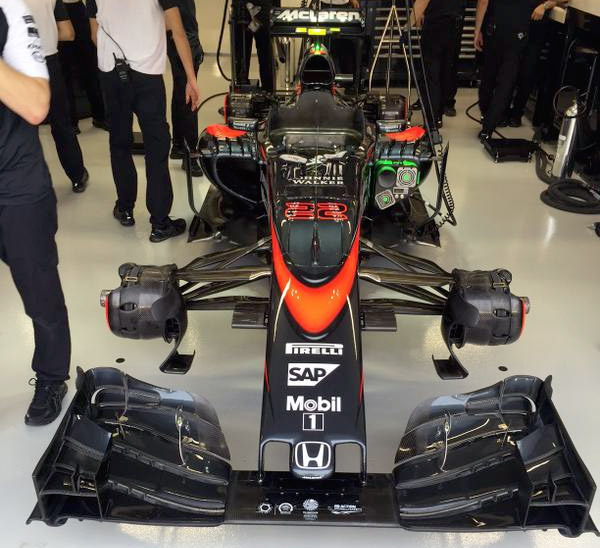 McLaren na začátku prvního tréninku v Singapuru