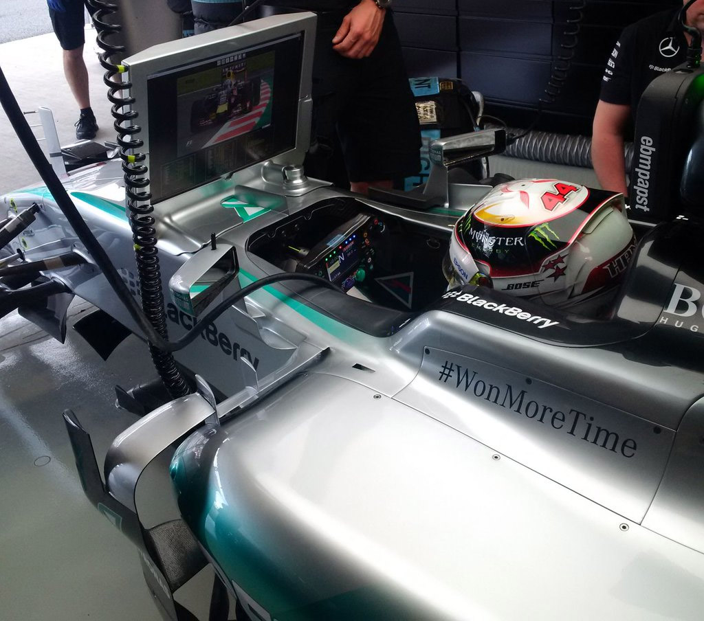 Lewis Hamilton v garáži
