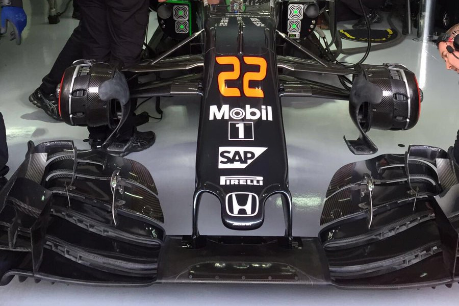 Takto vypadá přední křídlo McLarenu MP4-31. Velká změna ve srovnání s rokem 2009, kdy začala platit nová pravidla pro přední i zadní křídla, nemyslíte?