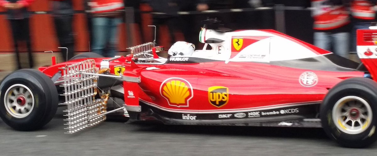 Sebastian Vettel s novým Ferrari a zařízením pro sledování proudění vzduchu kolem vozu