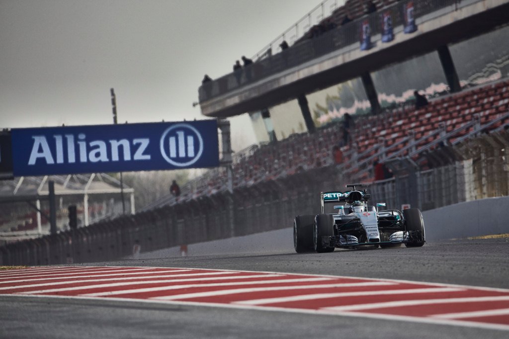 Rosberg s Mercedesem v Barceloně na středně-tvrdé směsi pneumatik