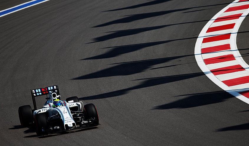 Felipe Massa v táhlé třetí zatáčce, kterou piloti projíždějí v kvalifikaci na plný plyn