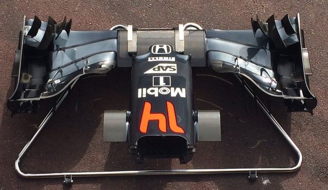 Přední křídlo McLarenu - v Monaku nová specifikace už pro oba piloty