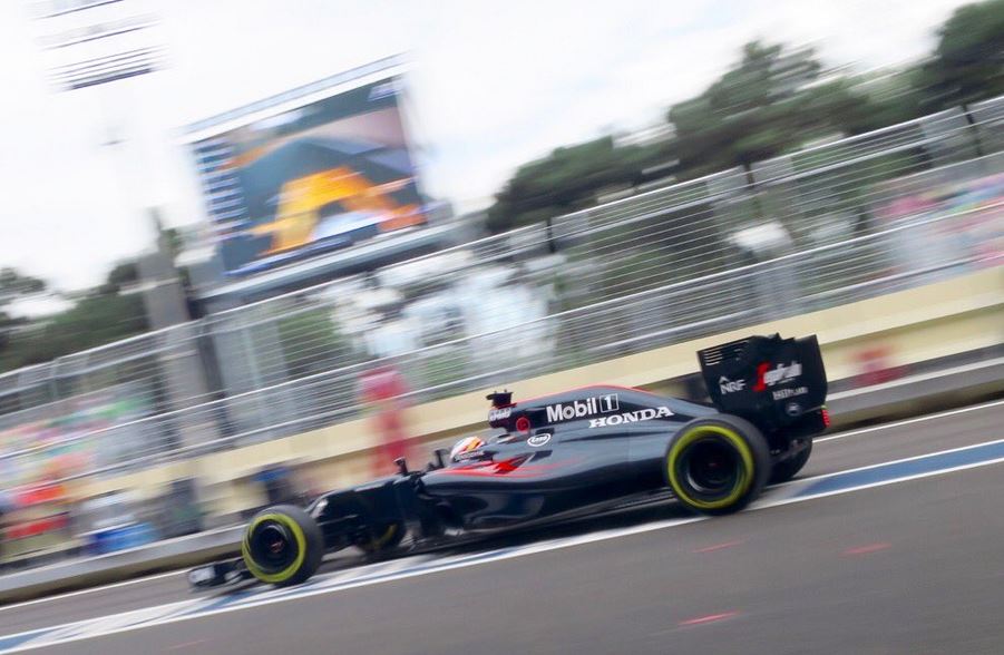 Fernando Alonso vyjíždí z boxů na měkkých pneumatikách