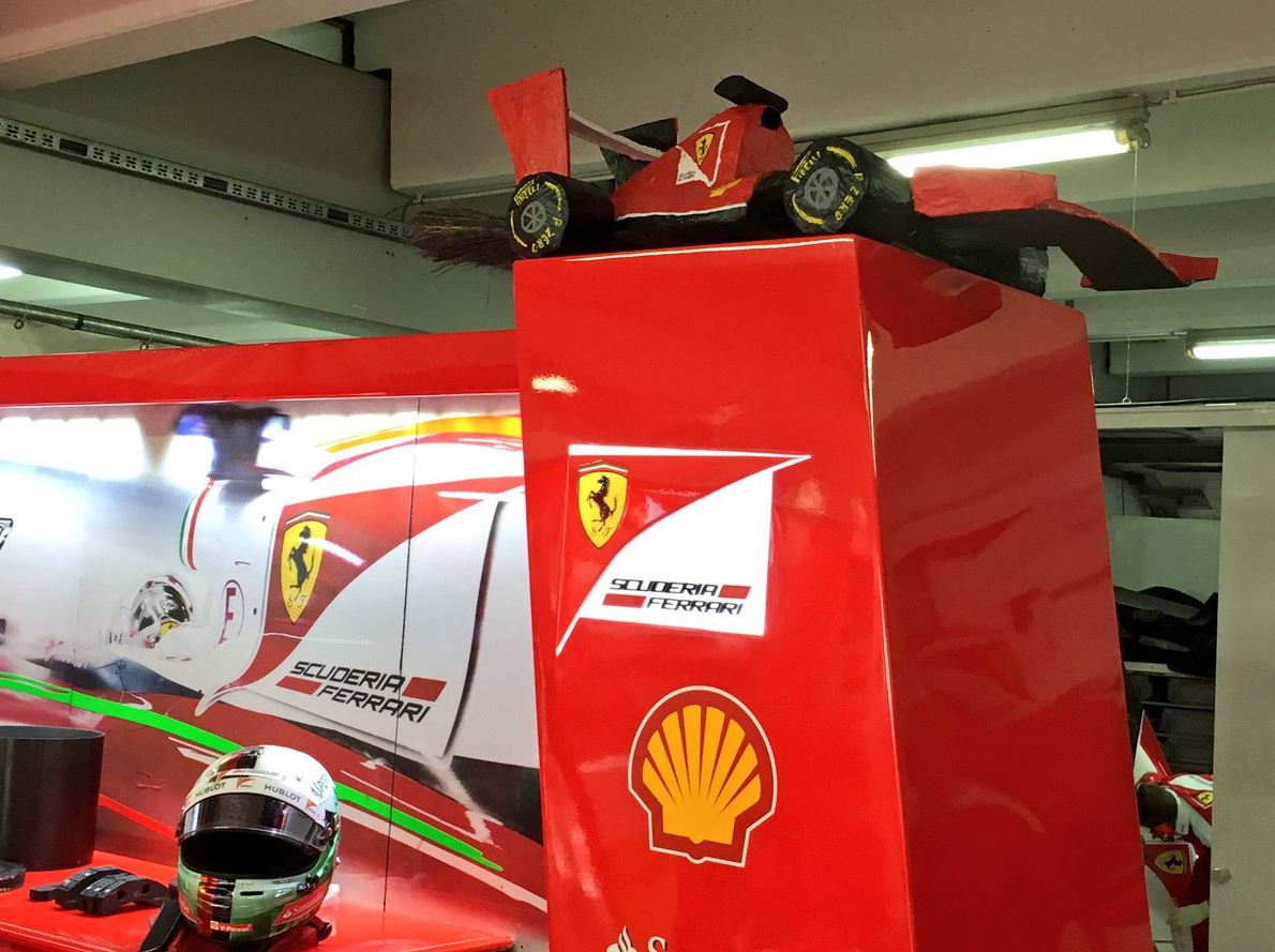 Sebastian Vettel si v garáži vystavil dárek, který dostal před začátkem tréninku od jednoho chlapce