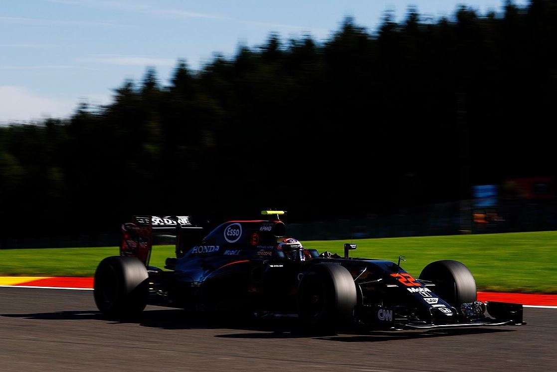 Jenson Button s McLarenem během prvního tréninku ve Spa, jeho týmový kolega Fernando Alonso měl s novým motorem smůlu