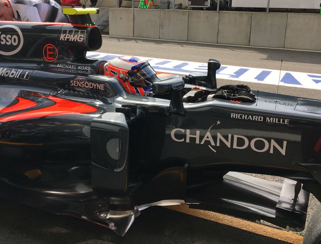 Detail Buttonova McLarenu - všimněte si batmanovského křidélka dole nad přední části podlahy (poprvé se zde objevilo v Německu)