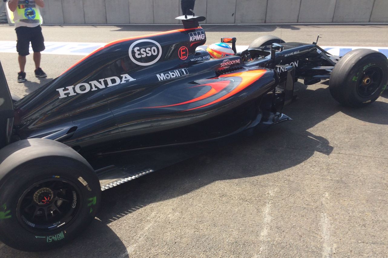 Fernando Alonso v 2. tréninku po výměně pohonné jednotky