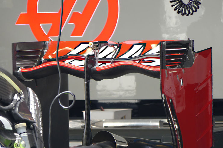 Krásně tvarované zadní křídlo Haasu pro letošní závod v Monze