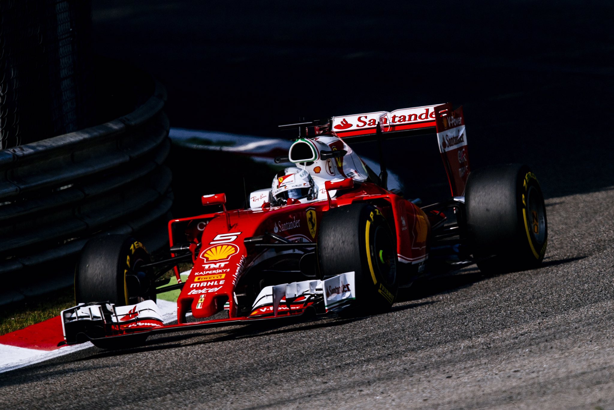 Sebastian Vettel začíná druhý trénink na měkkých pneumatikách