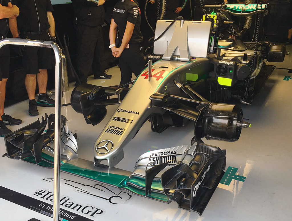 Mercedes Lewise Hamiltona připravený na 2. trénink - přítlaku má více než soupeři, což si díky síle svého motoru může dovolit
