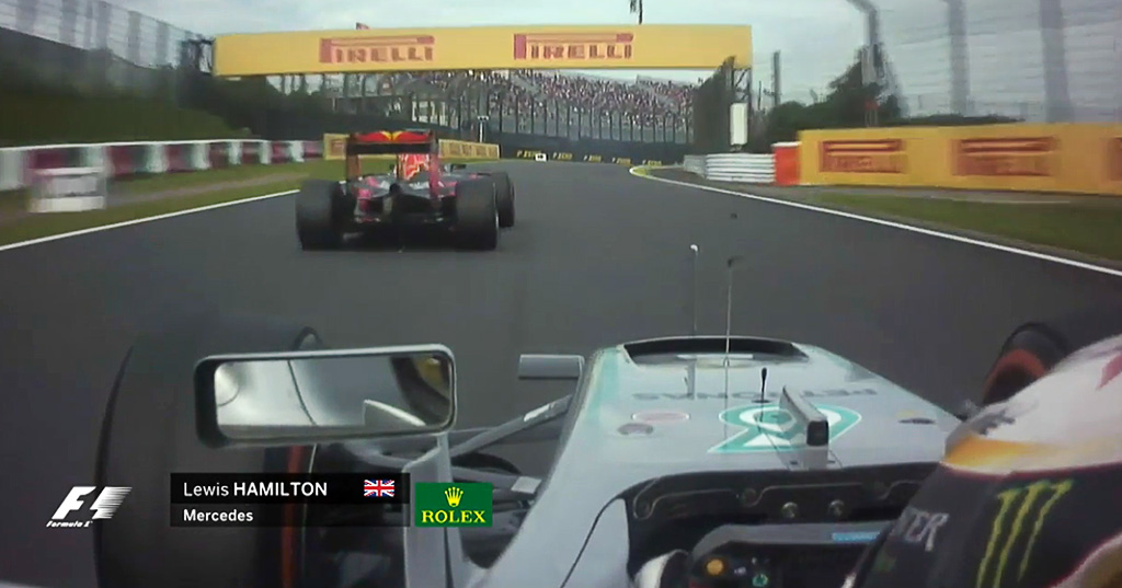 Verstappen zavírá vnitřní stranu, ze které útočil Hamilton