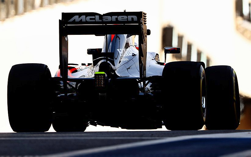 McLaren míří z boxů do tunelu