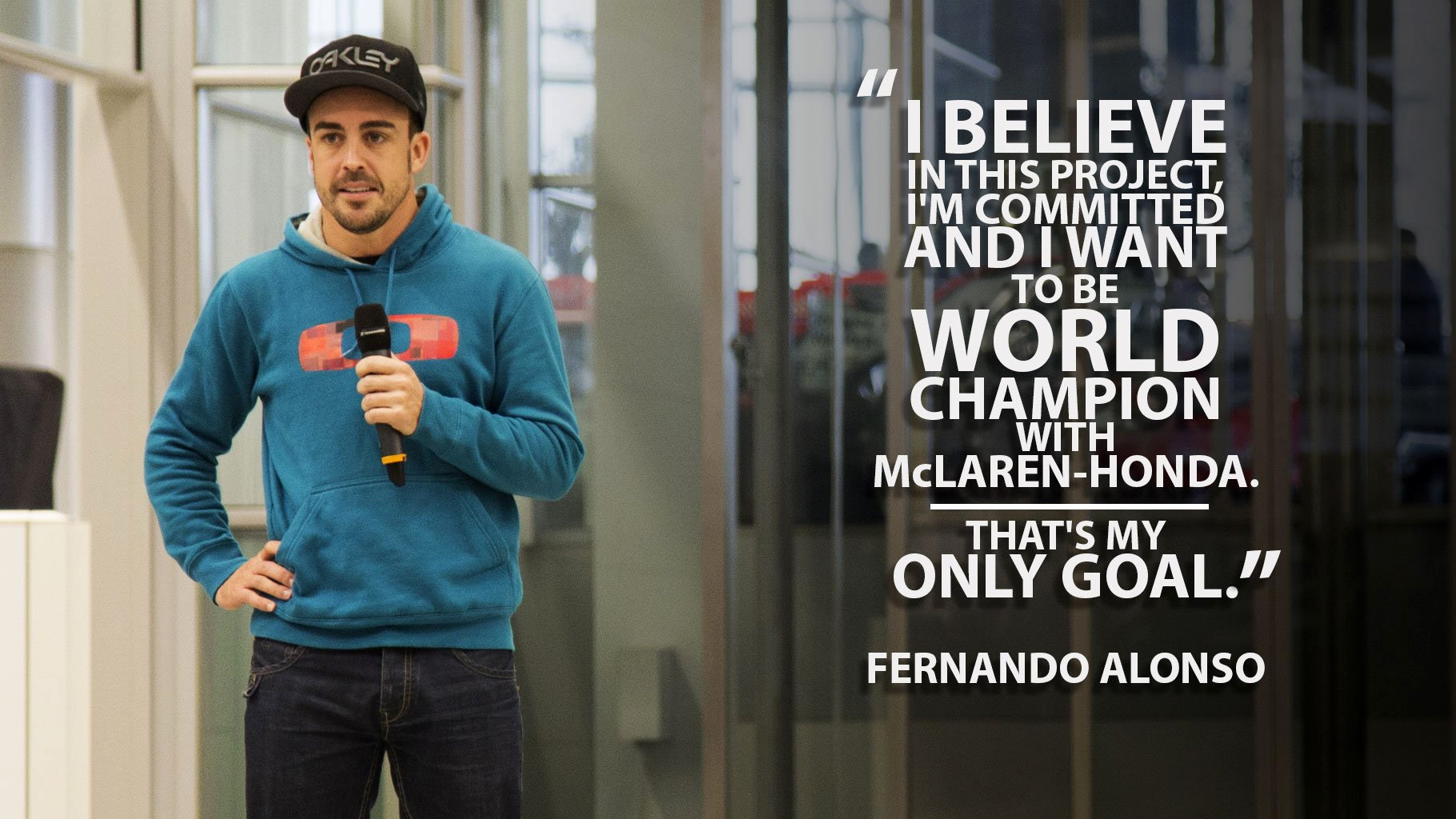 Fernando Alonso během návštěvy továrny McLarenu ve Wokingu