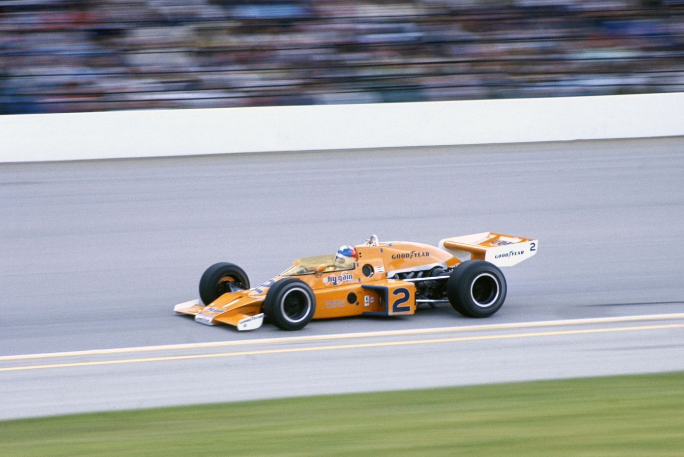 Johnny Rutherford s McLarenem vyhrál závod Indy 500 v letech 1974 a 1976