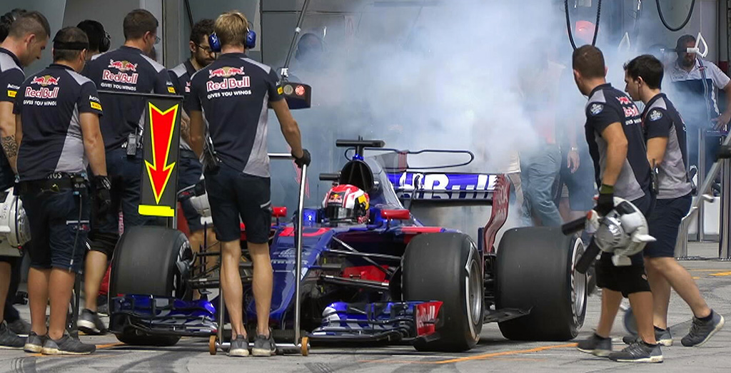 Kouř ze zádi Gaslyho vozu Toro Rosso