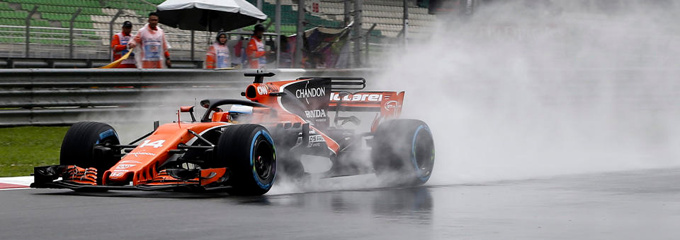 Fernando Alonso s ochranou kokpitu za deště v 1. tréninku